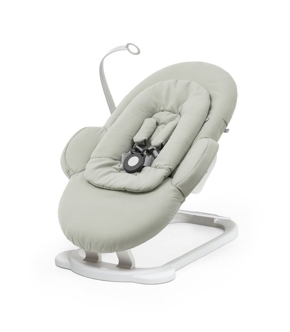 Lehátko STOKKE Steps Soft Sage s bielym rámom